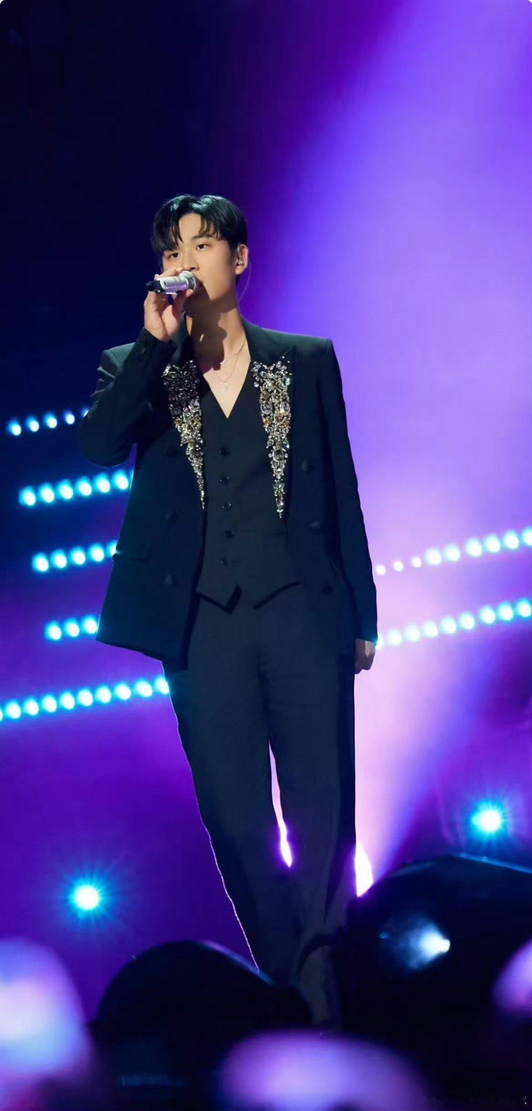 周兴哲顺产头顺产头天花板非周兴哲莫属！《声生不息》里的发型蓬松凌乱，和刚从羊水