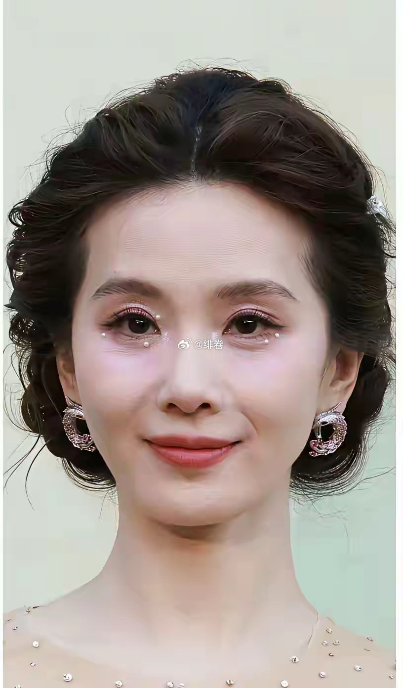 刘诗诗越来越像她妈妈了，鼻子法令纹简直一模一样