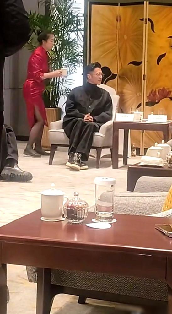 刷到谢霆锋在哈尔滨被领导接见的图，恍惚了一下。​这还是当年那个在台上砸吉他，