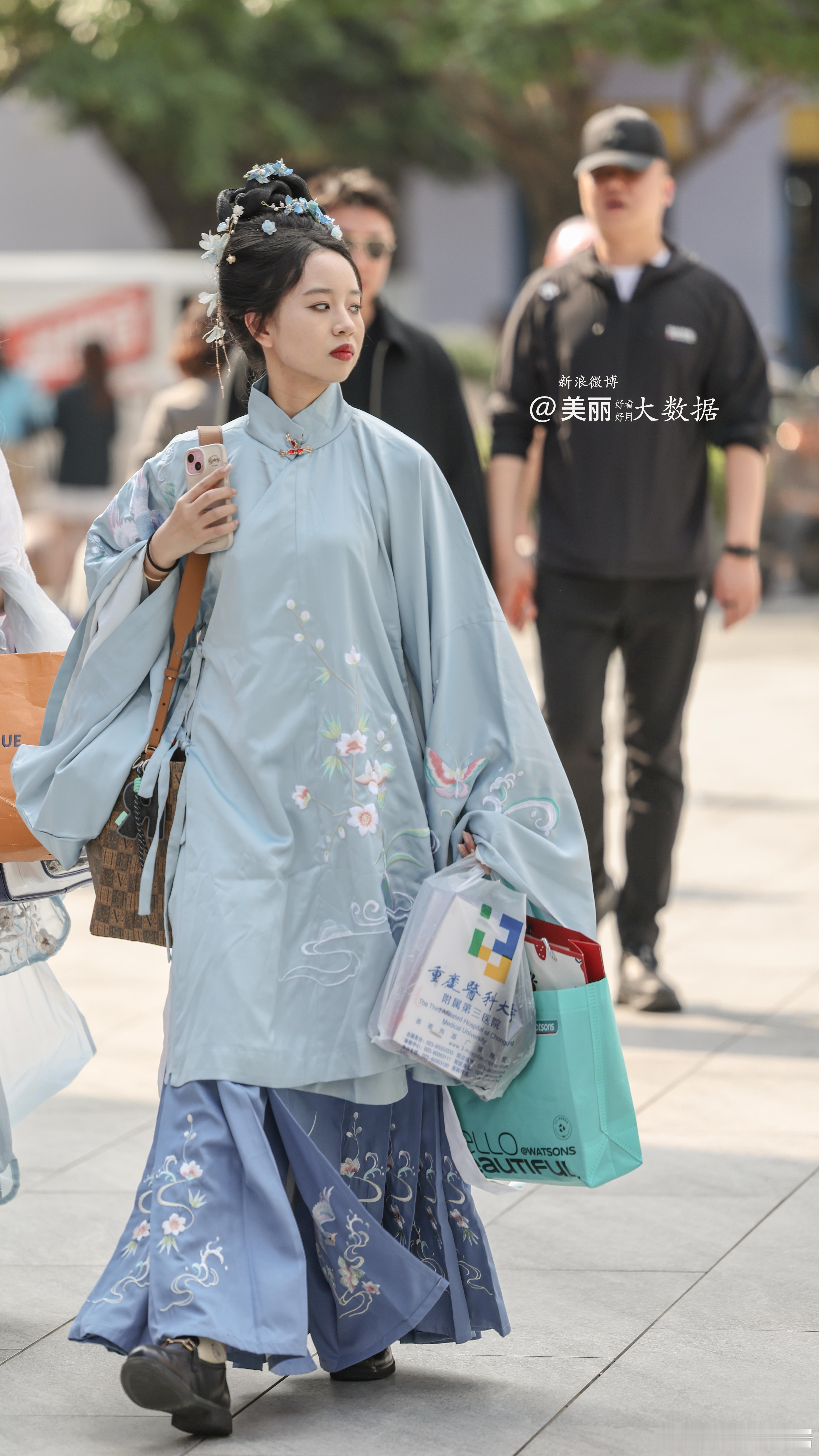 这是汉服吧，安排上。