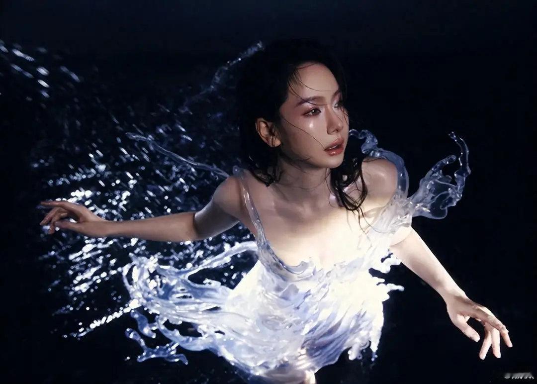 戚薇身穿16公斤3D打印水花裙亮相芭莎之夜，出发图好美！​