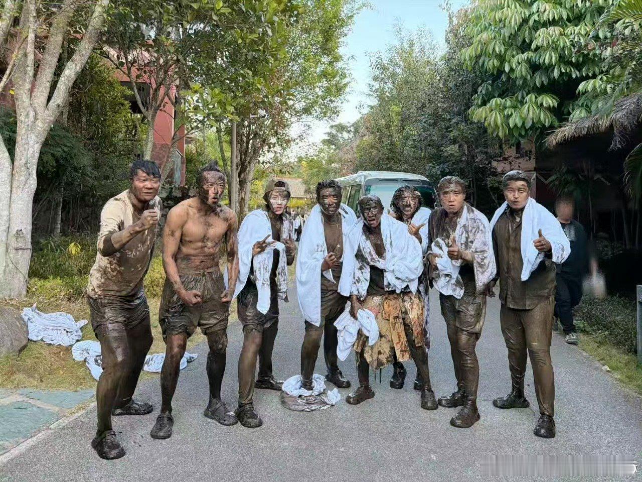 【鹿晗回复陈赫江三木落】4月19日，发文：摸你黑！随后，鹿晗回复：江三木落哈哈哈