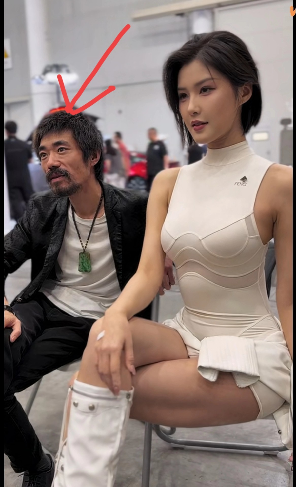 这几天总刷到这男的穿的破衣娄嗖的啥来头？有知道的不！