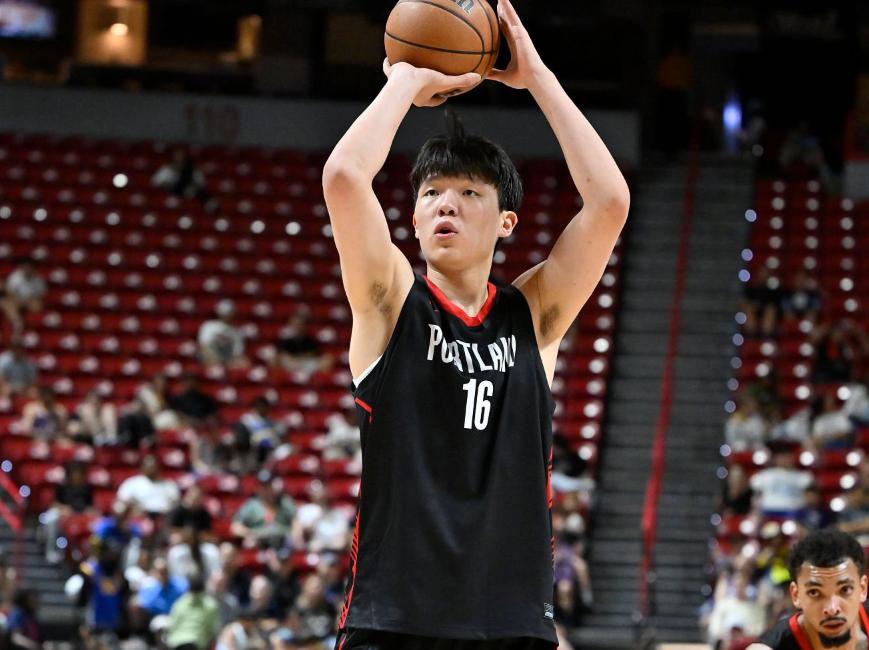 杨瀚森和弗拉格首秀数据对比：杨瀚森：7投3中，三分3中1，罚球4中3，10分