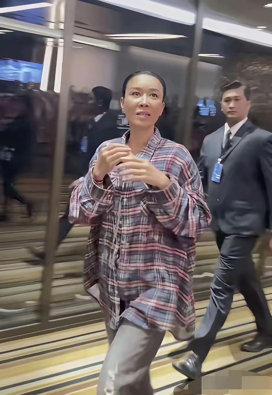 那英离开了美颜和滤镜是这样，原来明星素颜也和我们普通人一样，没啥区别。你们说是不