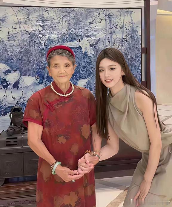 杨子妈妈好像这样牵过太多女生的手了。当年她也是这样牵着儿媳妇黄圣依的。会不会杨子