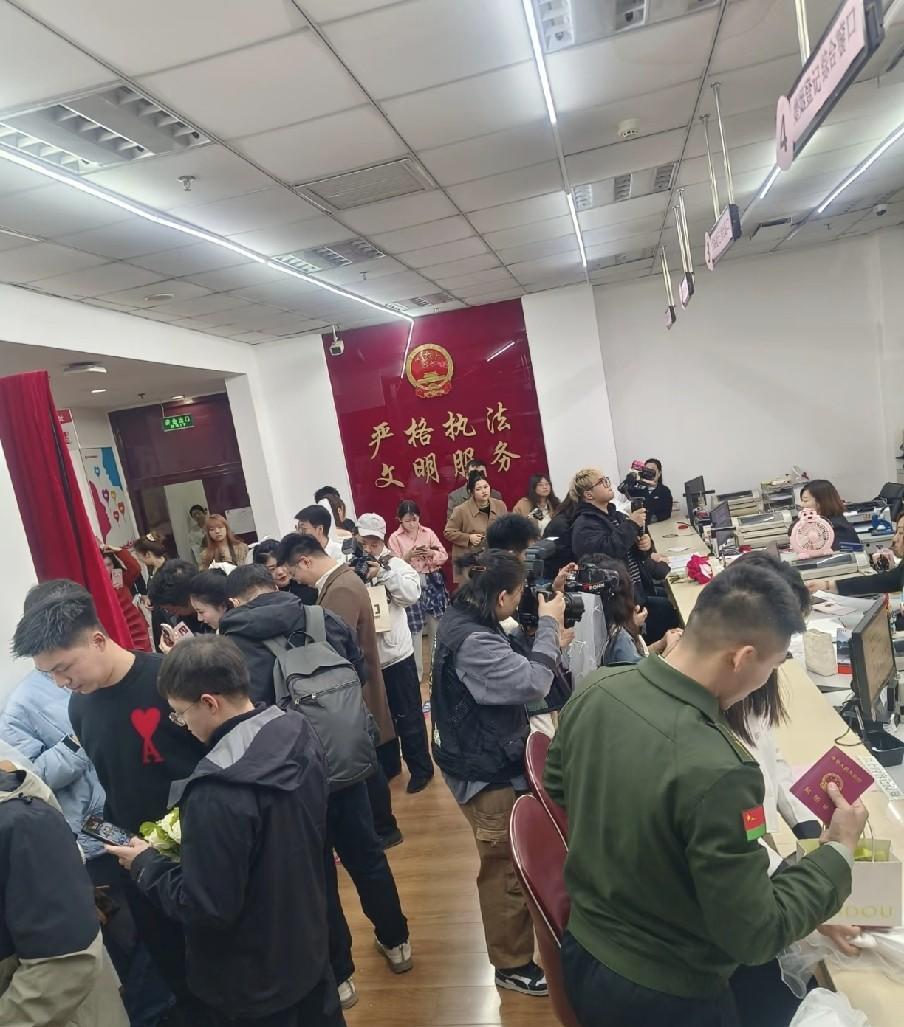 民政局炸锅！结婚大厅空了，离婚排队疯了，谁在“杀死”婚姻？去过民政局的人都知