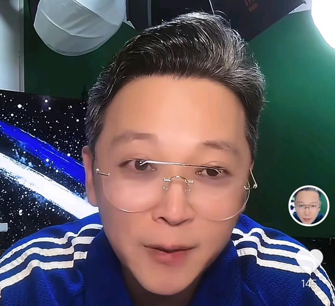 解说员周亮表示，上海申花其实不应该请米洛耶维奇来执教。在直播中，解说员周亮谈到