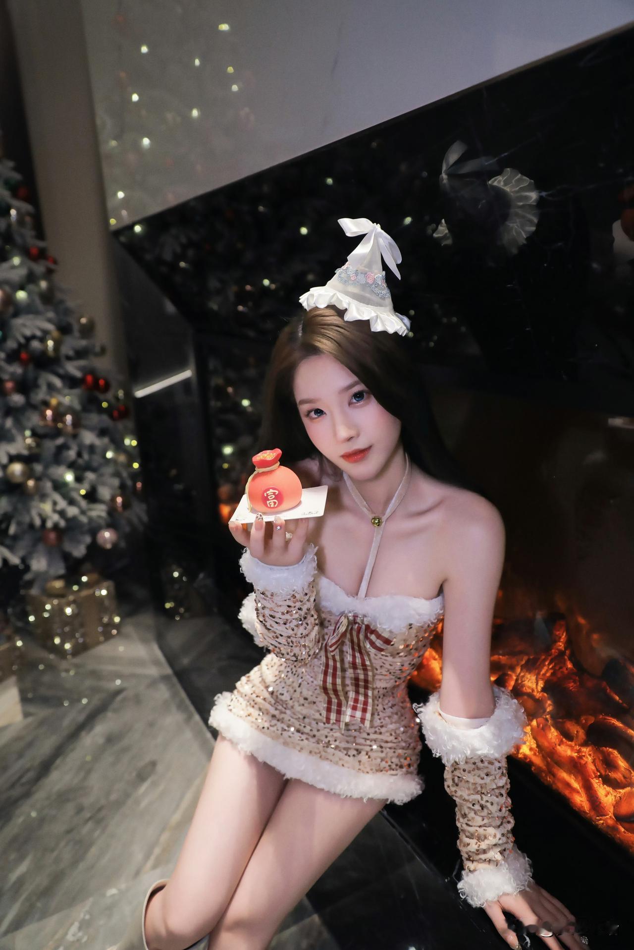 圣诞氛围中的甜美女孩，手持小礼物，温暖如火炉旁的拥抱。