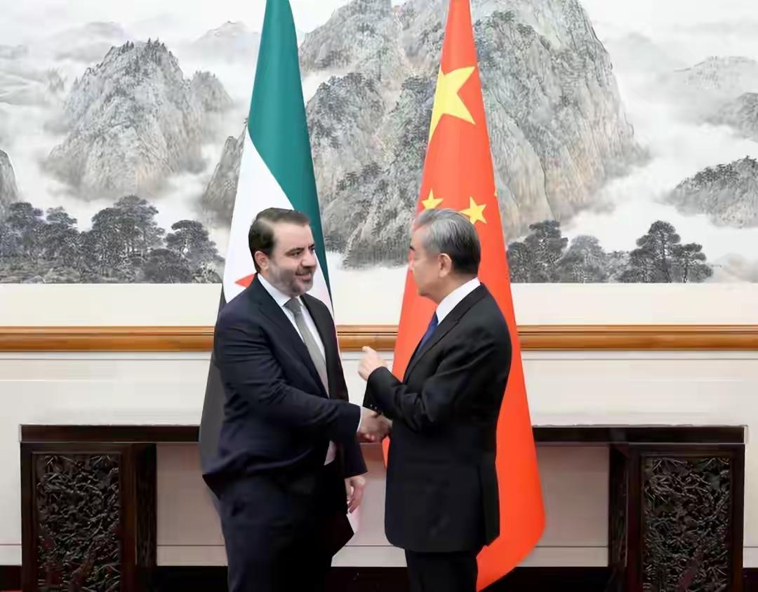 朱拉尼与中国搭上线，阿萨德复国梦碎？近期，一则重磅消息在国际政治舞台上掀起