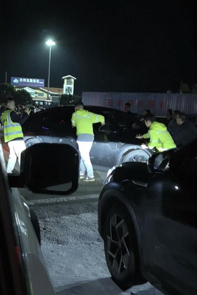 同一条高速，有人等5个小时，有人15分钟充满。你以为是充电桩不够。其实是充电的