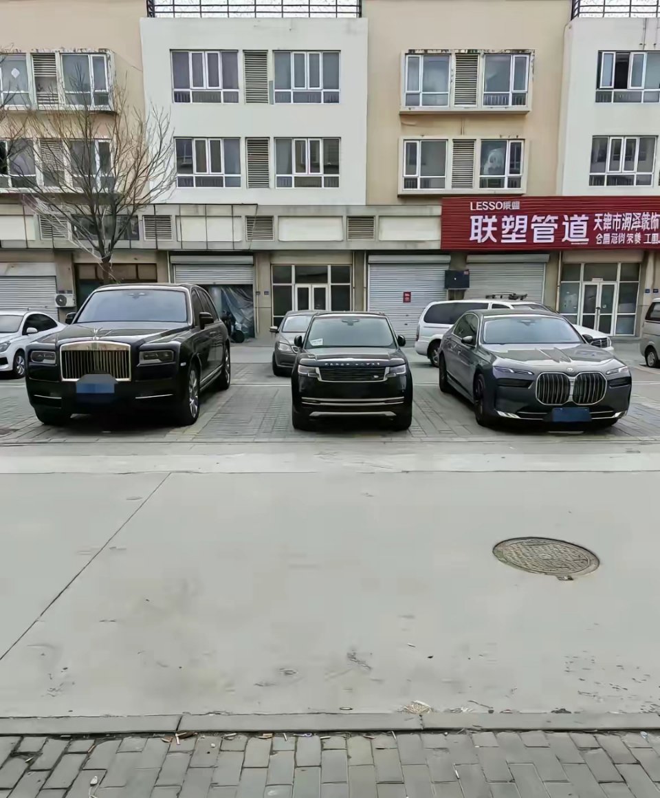 路虎：你们俩能离我远点不。