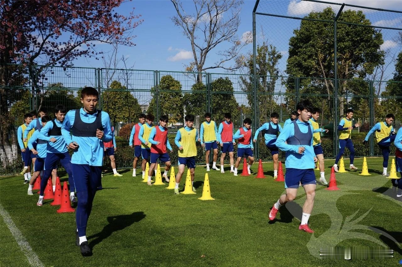 武汉三镇已于1月5日在昆明开启冬训，当然包含一线队和B队。结合已公开信息，看到了