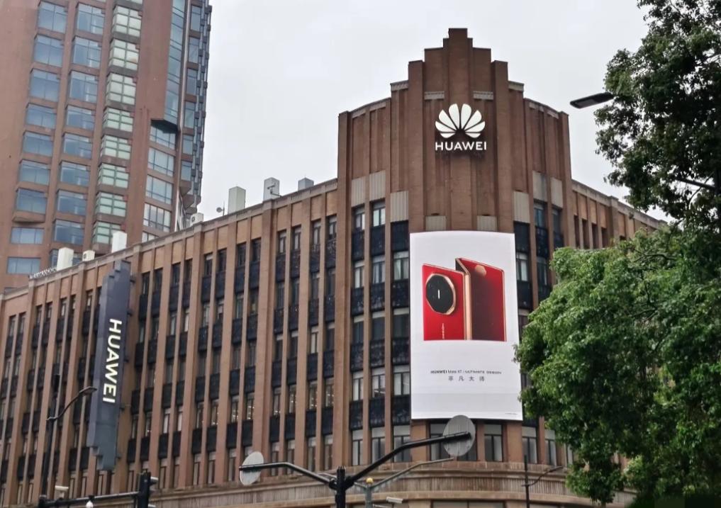 最近科技圈出现了一个很有意思的现象，不少人调侃说，中国的硬核科技企业好像都学“