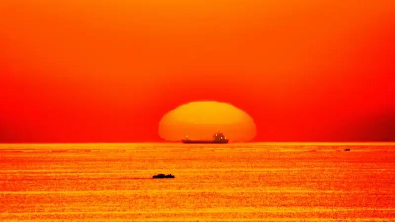 出上：山雄吞落日，对下：海霸吐升阳。