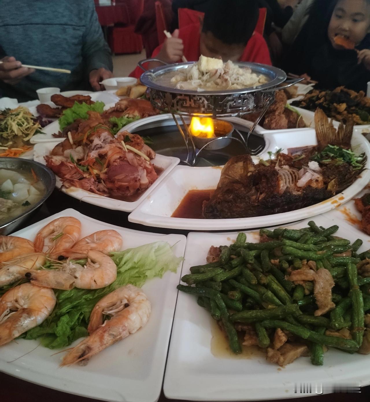 今天下屯吃丸子了，东北大席就是丰盛，而且价格还不贵，菜量特别大，根本吃不完。