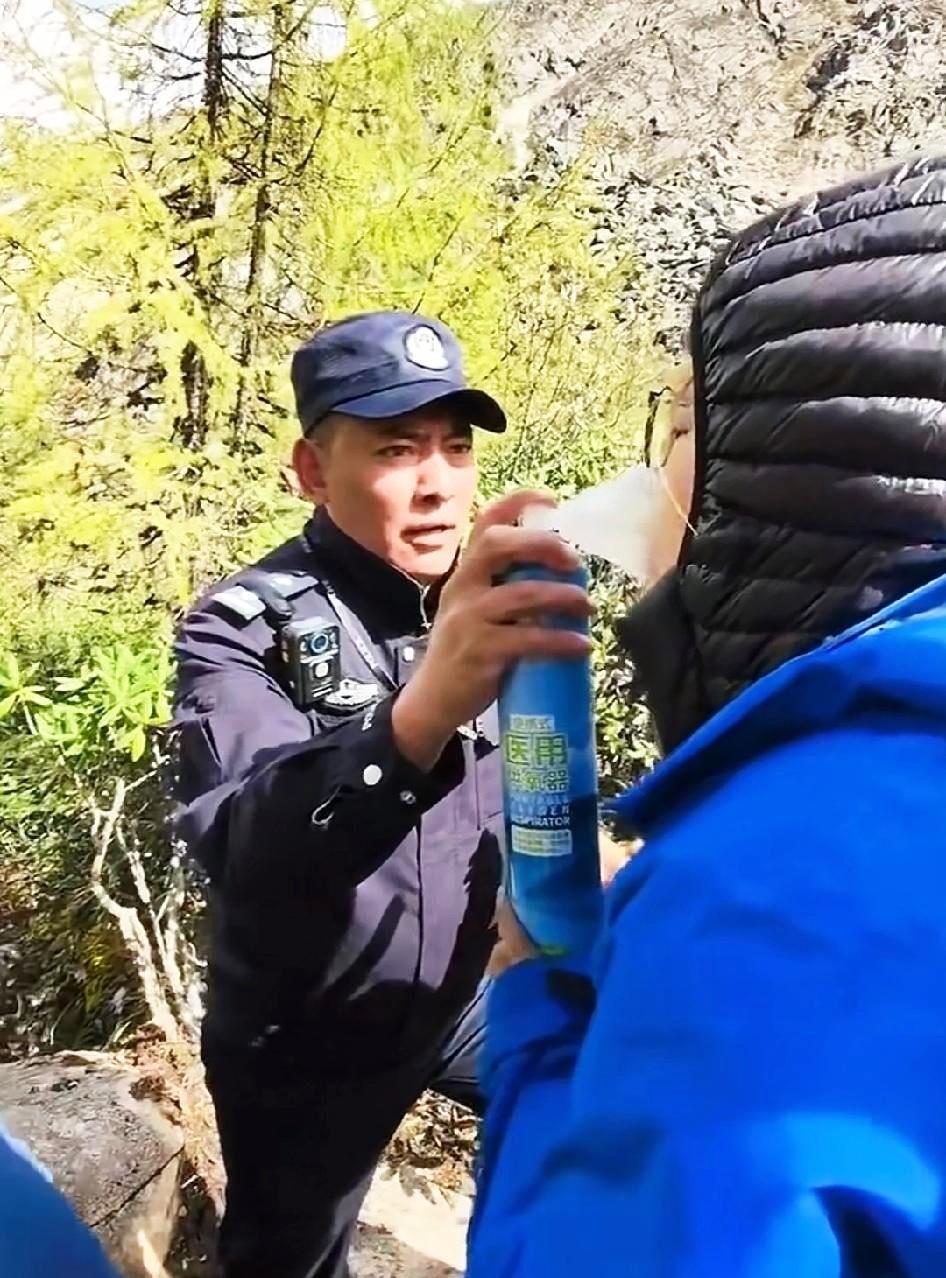 近日，四川海拔5470米党岭。一队女子登山队，半途将一名困境队员留在4700米处