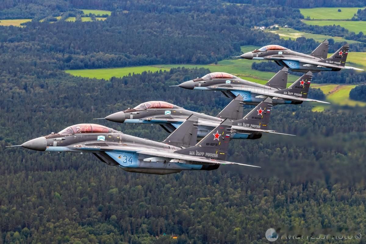 🇷🇺整齐划一的米格-29K战斗机编队据专家介绍，米格-29K符合现代舰载