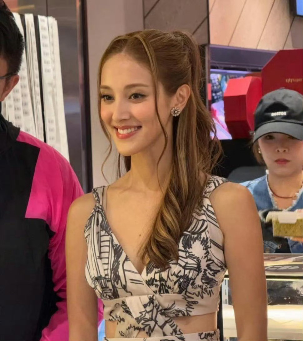 陈凯琳是怎么驾驭这个发型的，额前的两根刘海太美了