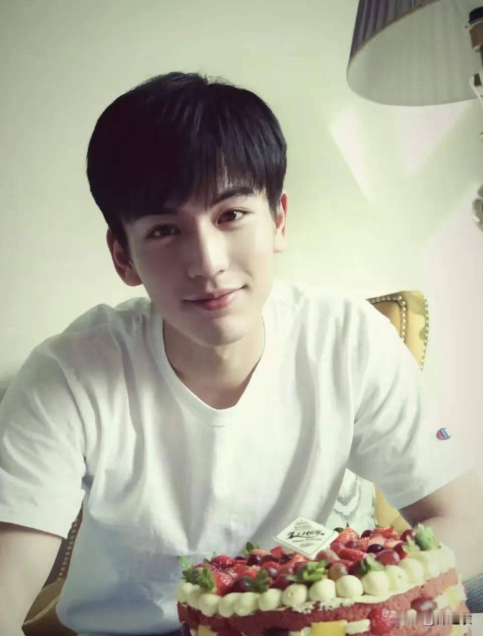 张凌赫剧外比剧里好看很多，现代剧比古装剧好看，我因为麦麦看了他俩演的度华年。