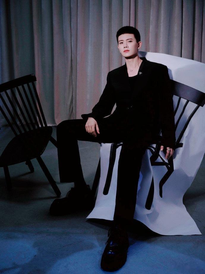 任嘉伦黑色西装暴击任嘉伦昨晚拉芳的寸头黑色西装造型，真的是帅气到让人挪不开眼。他