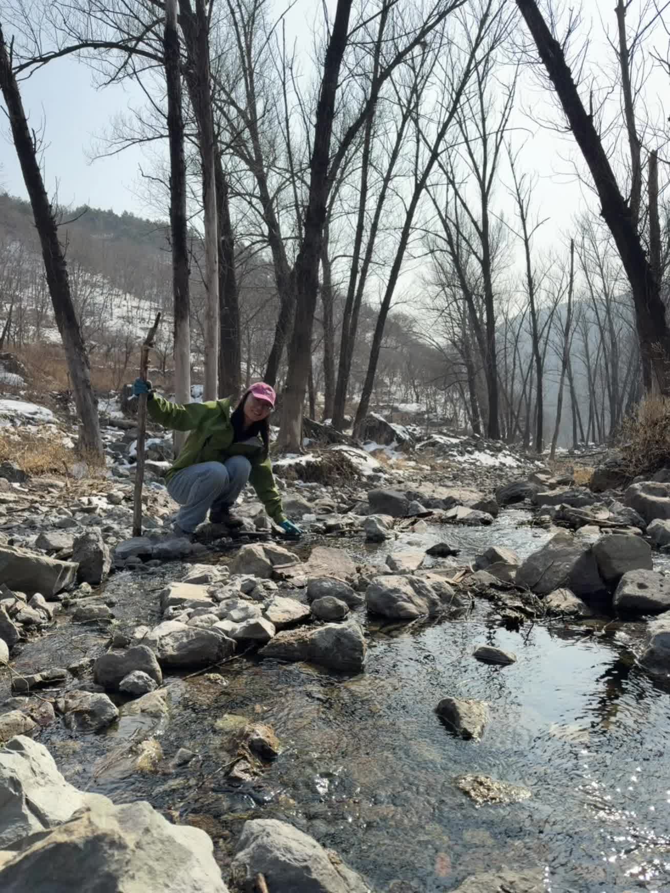 路遇一条小溪。平缓，水流也不大，在道旁清秀且安静，踏入它的人也不多。 ...