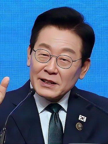 三字怒斥震动韩政坛，李在明仗义发声直指妥协派背弃家国立场韩国政坛因一句话彻