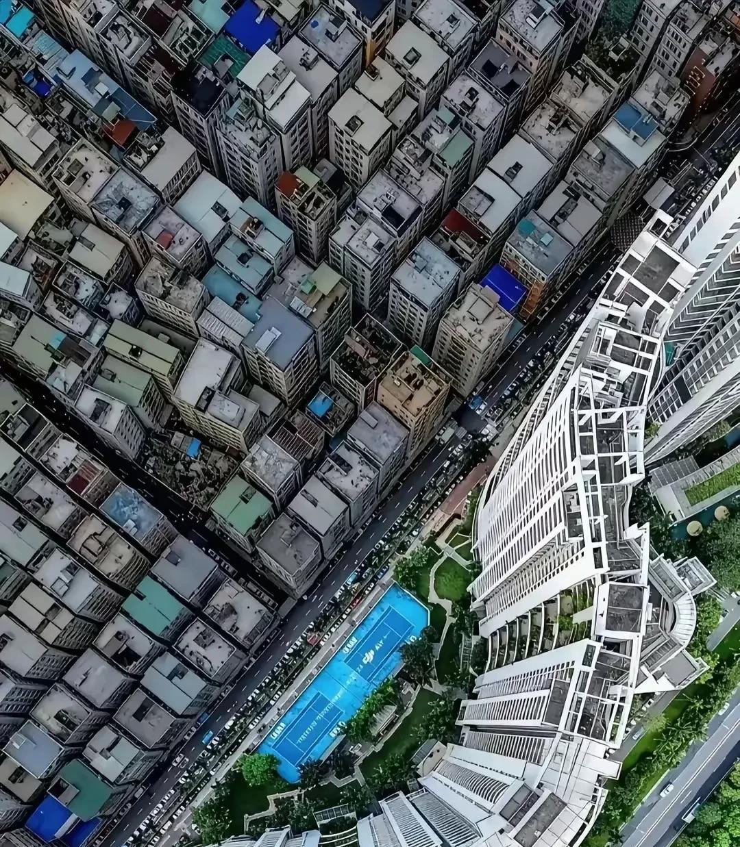 高端现代住宅与老破小住宅相互映衬，然而，不管居住于哪一种住宅当中，都会感觉不舒适