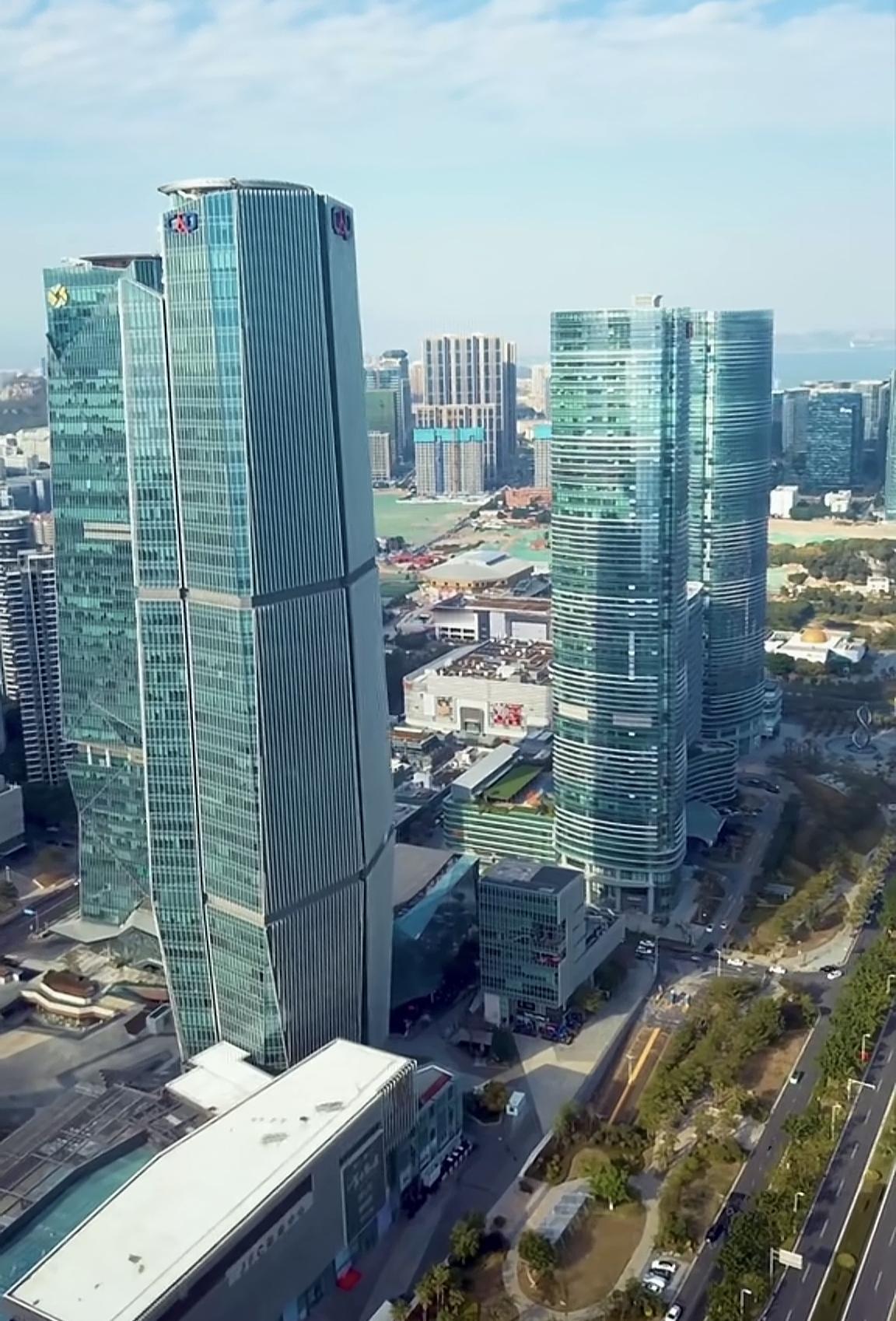 这是厦门东部海域的成片高楼，代表了全福建城建的天花板。厦门是福建第一城，全省