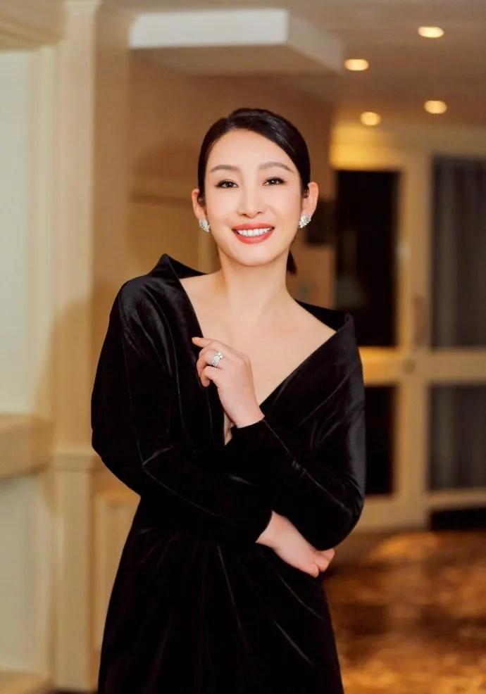 秦海璐这黑色深V礼服杀疯了！马尾辫一梳，高贵气质直接焊在身上秦海璐的红毯造