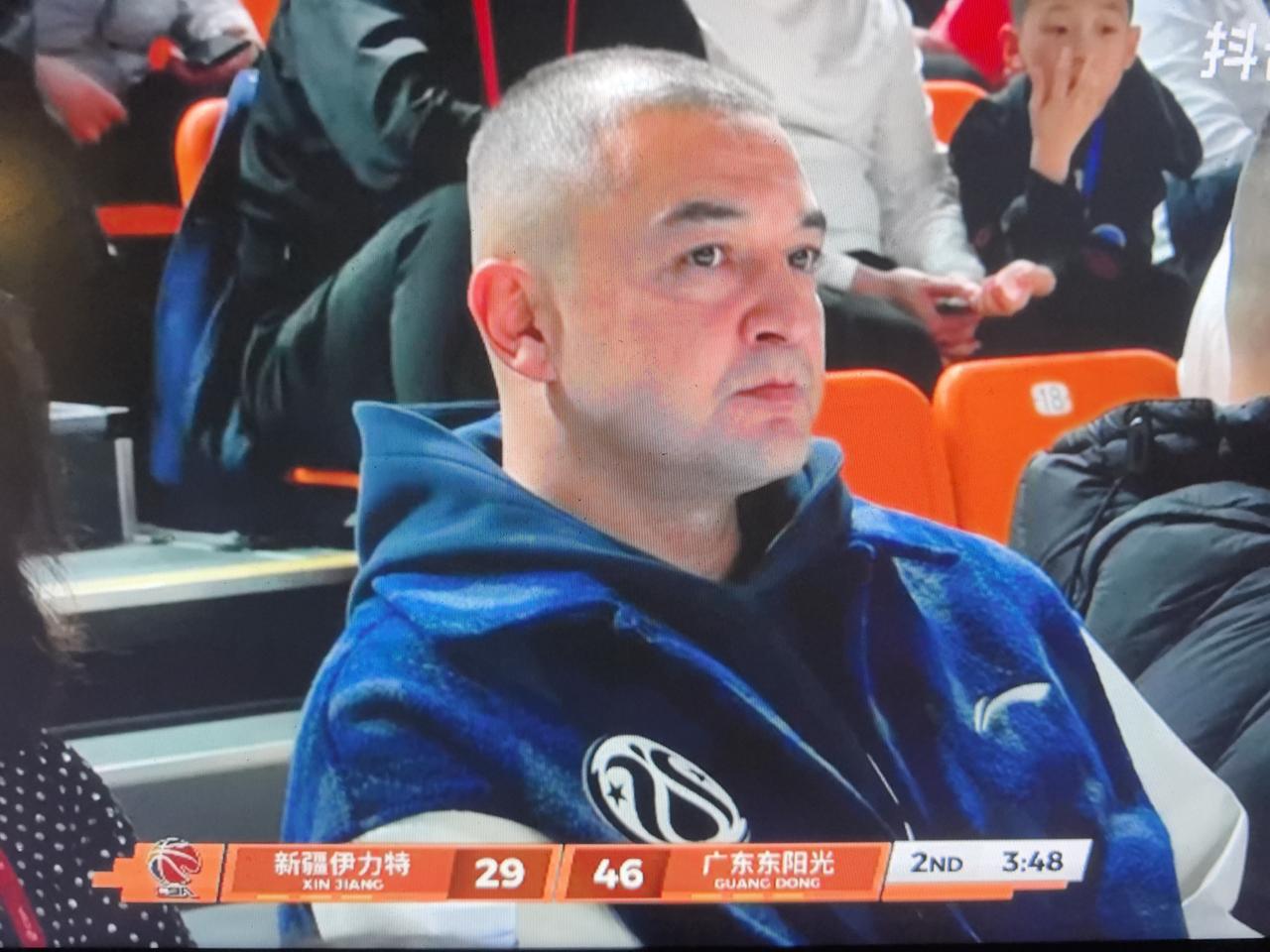 猜猜他是谁？变胖了，不仔细看还认不出！哈哈，他还是新疆队的幸运之星！新疆队