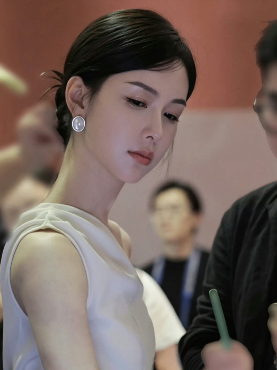 #陈都灵#这张图真是什么色调都好看陈都灵这个随手一拍就能出神图的美貌的权威性啊​