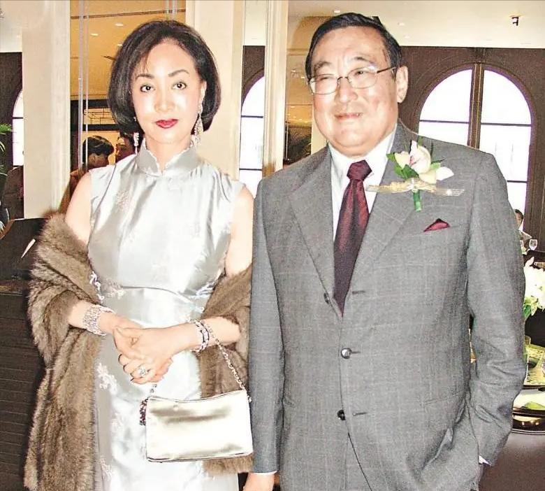 1995年，香港富豪赵世光甩出1000万，要妻子何莉莉签字离婚。何莉莉硬