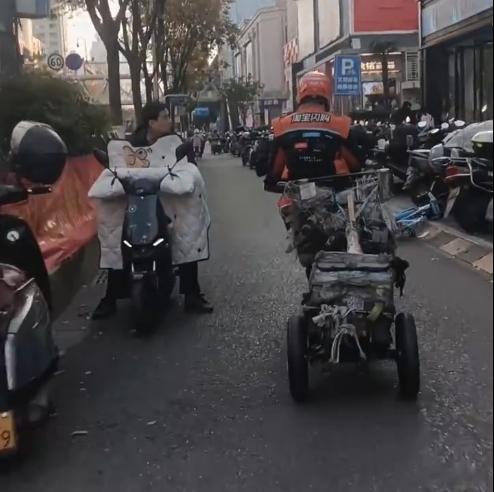 外卖小哥应对电瓶车新国标的解决办法.....然后他就当场吃上了一张罚单