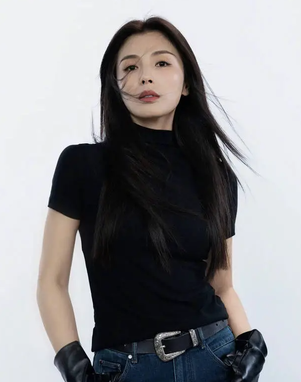 刘涛黑长直戴墨镜皮手套又美又飒刘涛更新美照，配文：“黑长直九宫格打开九月的第