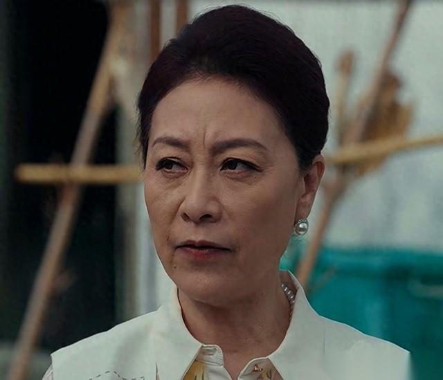 一个镯子，摔碎了。一鉴定，假的，就值几百块。另一个镯子，戴在小三手上。一亮相，