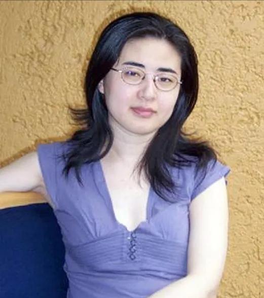 1999年，28岁北大才女田晓菲嫁给自己的美国导师，父母气的咬牙切齿，但田晓