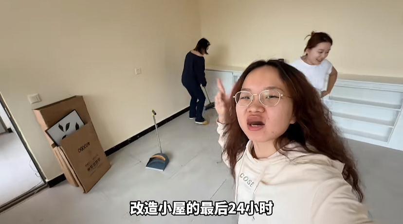 爱摸鱼小院的改造进入了尾声，最后24小时做了室内地板和挂画，看起来非常的温馨，不