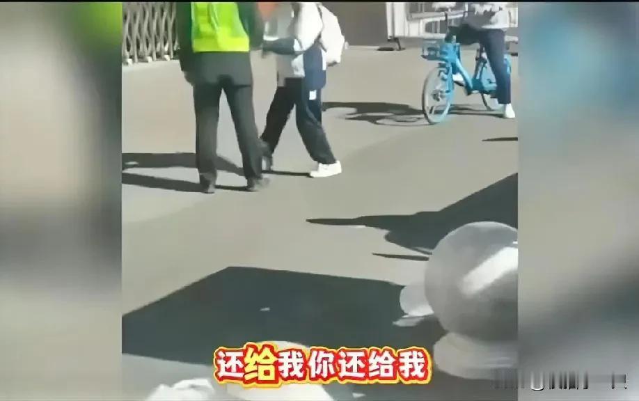 钥匙被收走，女孩追进校门哭喊，一句“看我给不给你”惹众怒！那天下午在大同四中