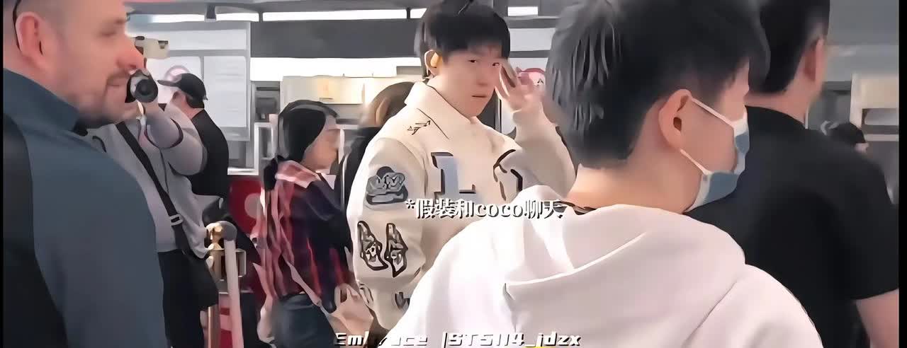 看大头这警惕的小眼神机场值机看见有外国朋友跟咱莎莎搭讪大头立马警觉起