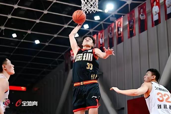 国家男篮14人兵发冲绳，具体名单是内线：胡金秋、焦泊乔、徐昕锋线：张镇麟、朱俊