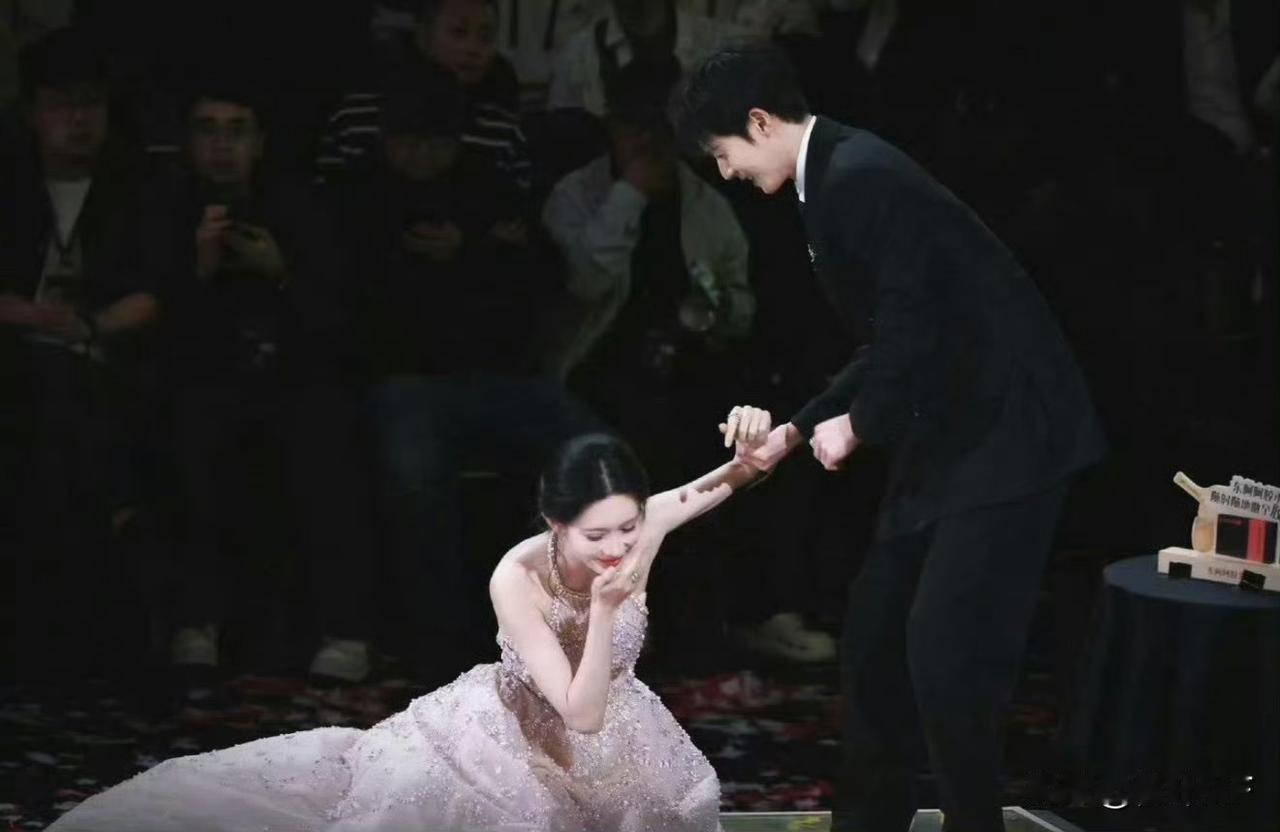 孟子义去年在星光大赏的舞台上摔了一跤，今年又摔了，但是没想到今年摔出了神图，李昀