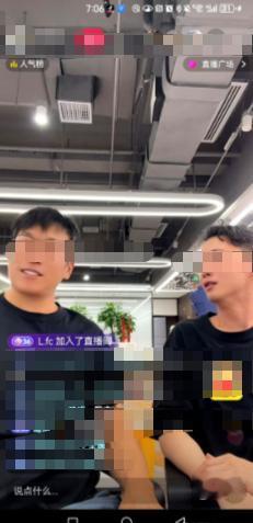 2万人啊！大半夜的，就这么眼睁睁看着两个大老爷们，顶着能戳死人的十级美颜滤镜，