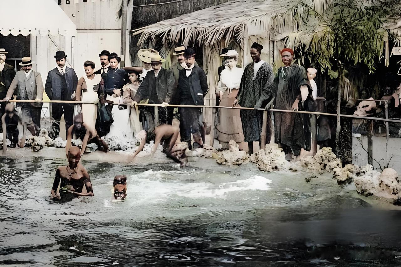 这张1905年的照片啊，简直是把殖民时代的恶心事儿扒光了挂墙上示众！您瞅水池里那