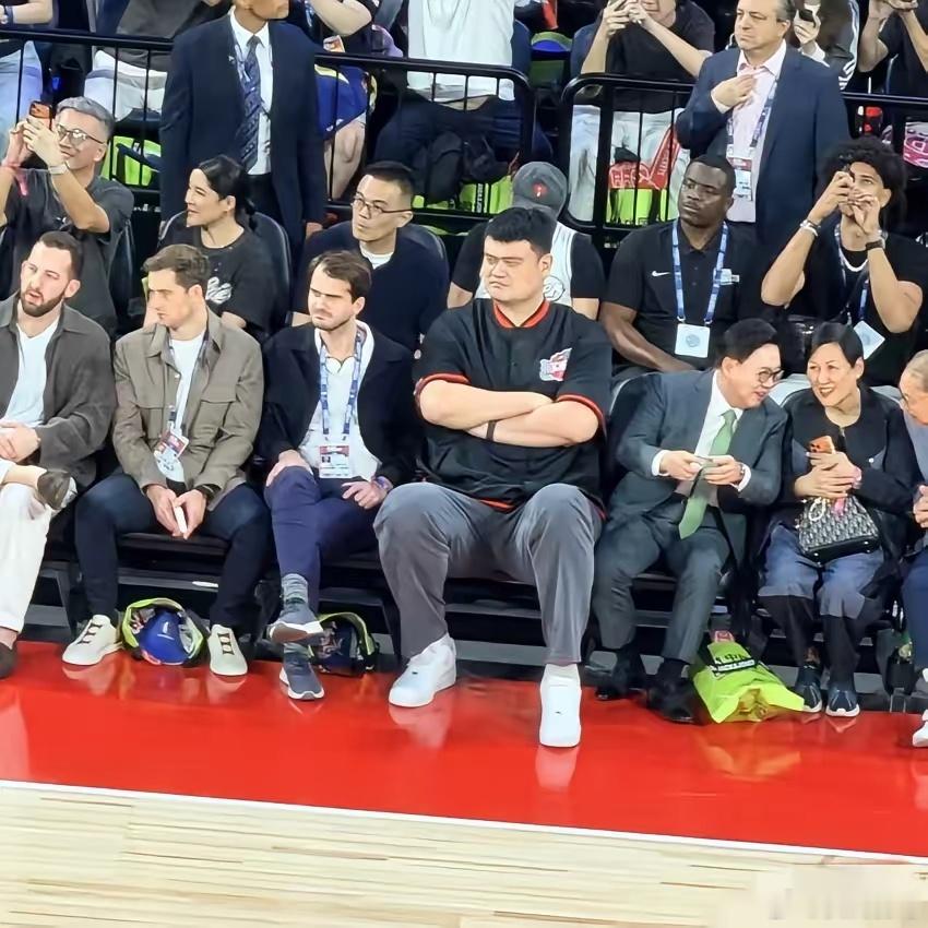NBA中国赛在澳门举行，成龙、贝克汉姆、蔡崇信、姚明、任达华等等大咖，都现身捧场