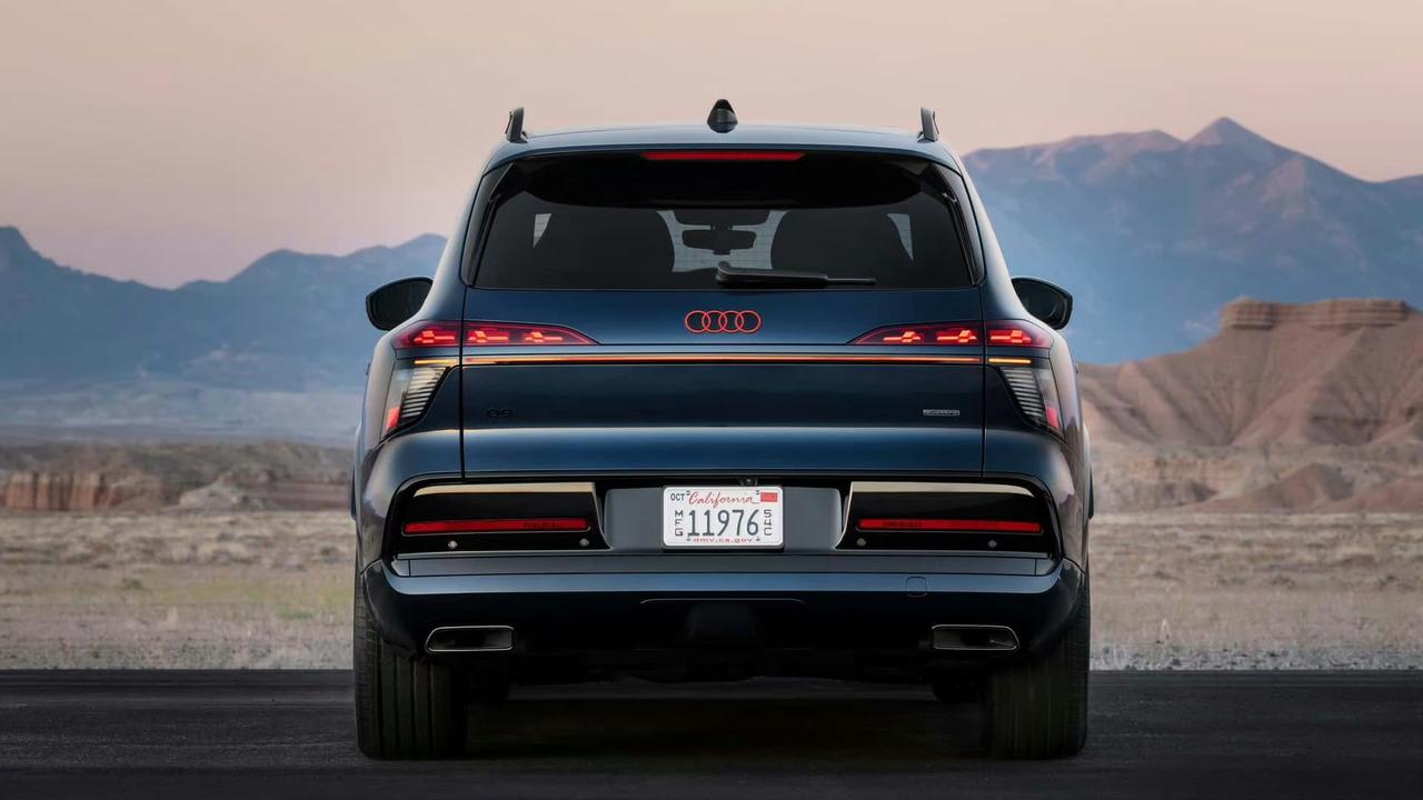 奥迪史上最大SUV！但属实没敢想这玩意儿能有2.2米宽。车身夸张宽阔，比揽胜、