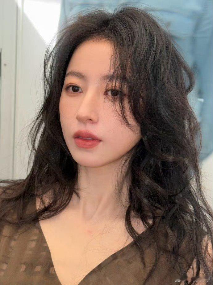 周雨彤怼脸拍周雨彤怼脸拍，简直是视觉盛宴！精致五官像星星般闪耀，甜度满分如同糖果