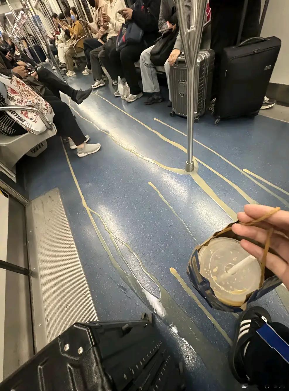 假如是你在地铁上干出这种事，你会怎么做？