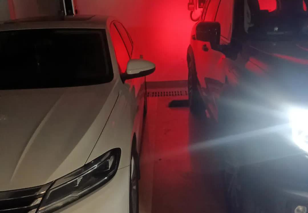 隔壁车位平时就这样停车，现在车被刮了，今天已经报警了。我停车时已经对他十分迁