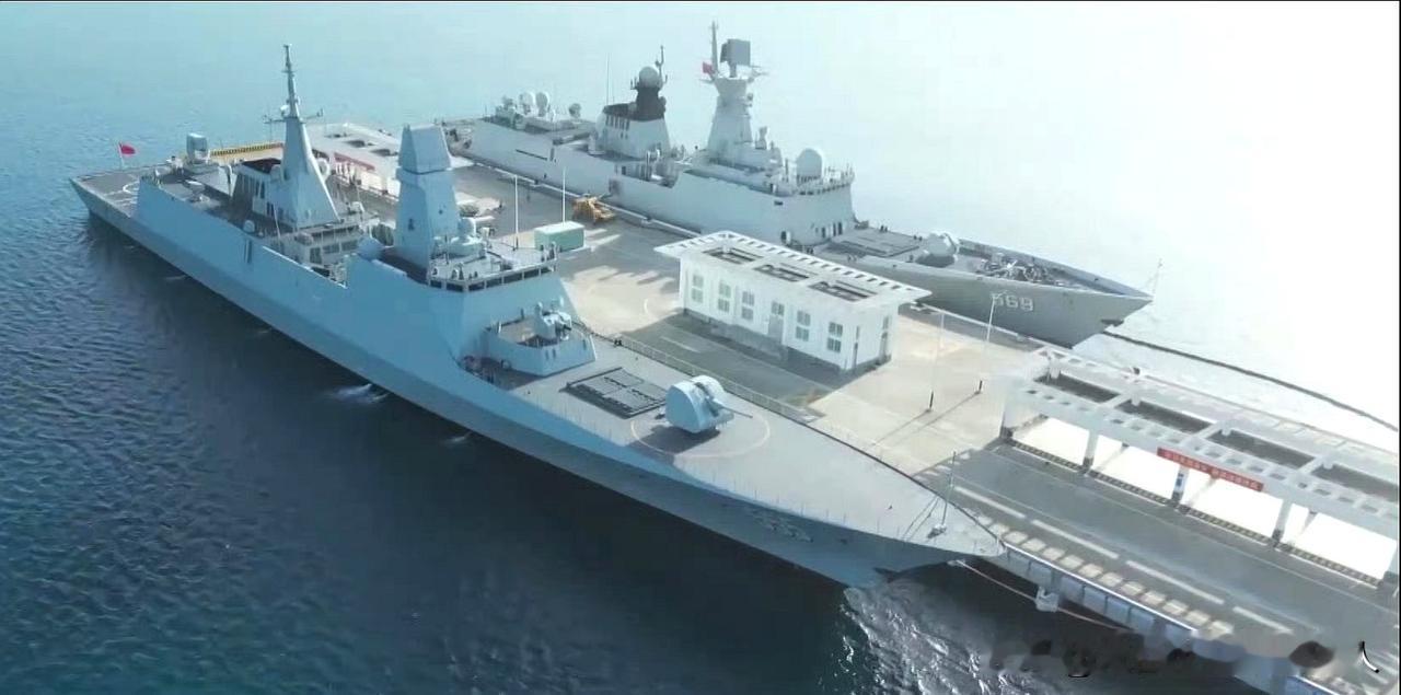 054B与054A两型护卫舰同框！一眼过去像是两代护卫舰的感觉啊！尽管054